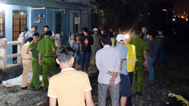 Cơ quan chức năng khám nghiệm hiện trường vụ tai nạn đường sắt xảy ra tối 2-4 - Ảnh: Lê Phan