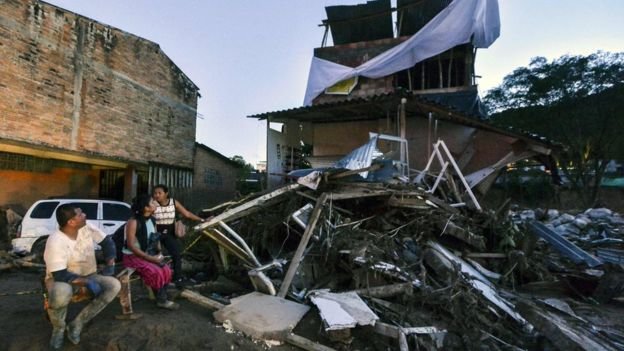 Mọi thứ tan hoang sau thảm họa - Ảnh: AFP