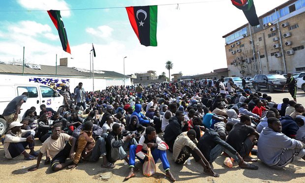 Người nhập cư châu Phi chờ đợi ở Tripoli, Libya - Ảnh: AFP