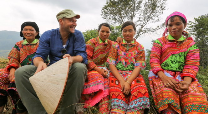 Philipp Abresch (thứ 2, từ trái sang) với người dân tộc ở Hà Giang - Ảnh: NVCC