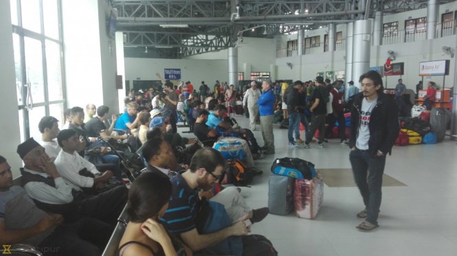 Hành khách chờ bay tại sân bay quốc tế Tribhuvan - Ảnh: Kathmandu Post