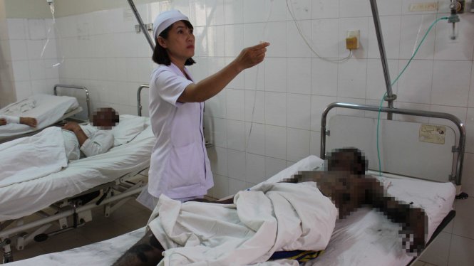 Một sinh viên bị bỏng nặng đang điều trị tại bệnh viện - Ảnh: Thái Thịnh
