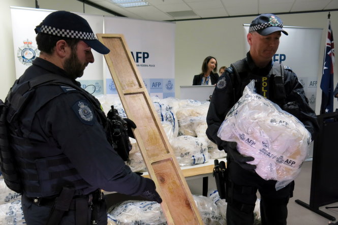 Cảnh sát Liên bang Úc chỉ ra cách che giấu ma túy đá vừa thu giữ trong cuộc họp báo tại Melbourne ngày 5-4 - Ảnh: Reuters
