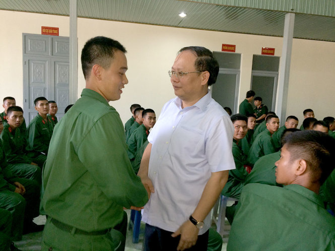Phó Bí thư Thường trực Thành uỷ TP.HCM Tất Thành Cang thăm hỏi 
chiến sĩ mới - Ảnh: MINH PHƯỢNG