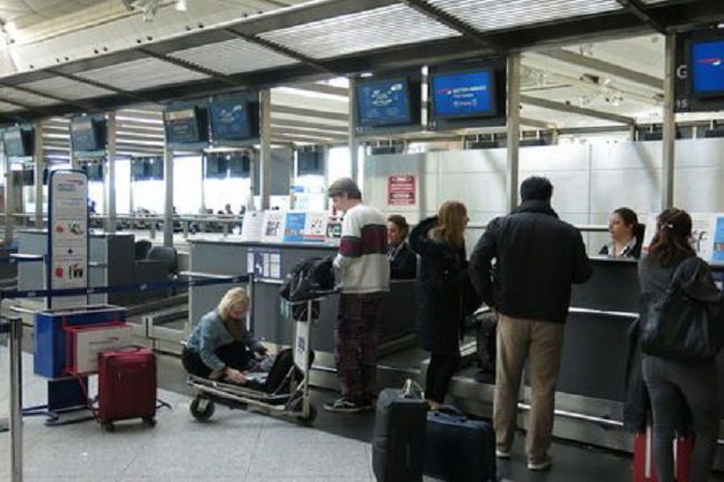 Một nữ hành khách cất máy tính vào hành lý ở sân bay quốc tế Ataturk, Istanbul tháng 3-2017 - Ảnh: Reuters