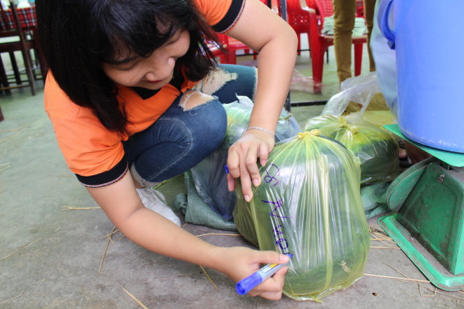Các bạn sinh viên đang bán dưa hấu giúp nông dân Quảng Ngãi tại một điểm bán tại TP. Nha Trang