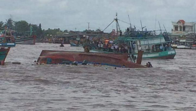 Hình ảnh chiếc tàu bị chìm - Ảnh: Người dân cung cấp