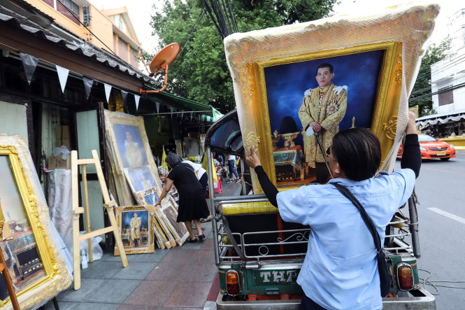 Chân dung vua Maha Vajiralongkorn được trưng bày trên một con đường ở thủ đô Bangkok - Ảnh: Reuters