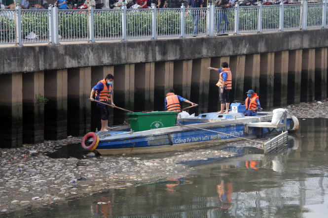 Các công nhân vớt cá chết trên kênh Nhiêu Lộc- Thị Nghè ngày 18-5-2016. Ảnh Quang Khải