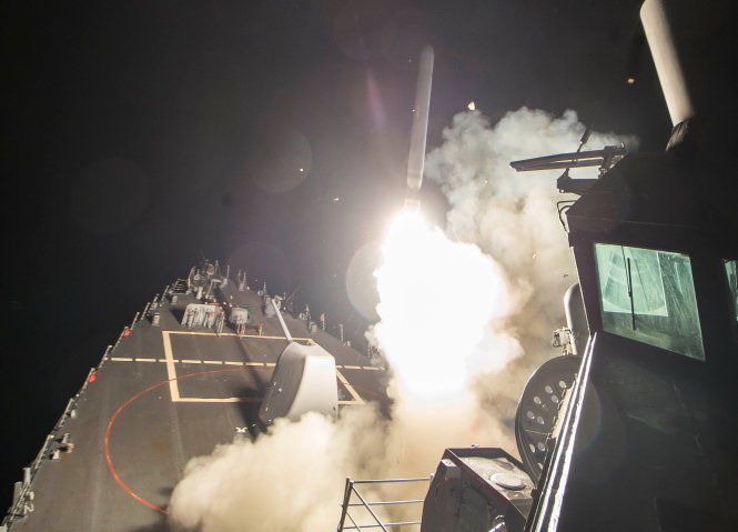 Tên lửa Tomahawk phóng đi từ tàu khu trục USS Ross của Mỹ trên bển Địa Trung Hải - Ảnh: Reuters