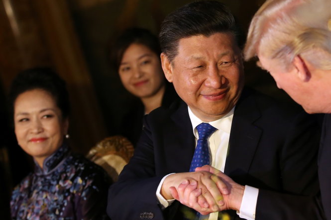 Tổng thống Donald Trump (phải) bắt tay Chủ tịch Tập Cận Bình khi bắt đầu bữa ăn tối tại Mar-a-Lago - Ảnh: Reuters