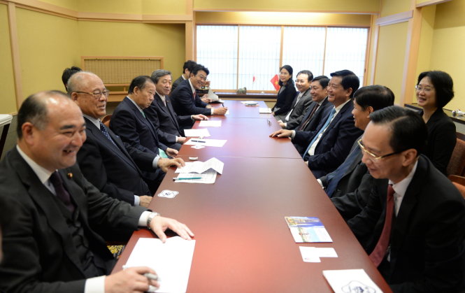 Đoàn đại biểu cấp cao TP.HCM gặp gỡ ông Toshihiro Nikai – Tổng thư ký đảng LDP và ông Takebe Tsutomu – Cô vấn đặc biệt của Liên minh nghị sĩ Nhật – Việt - Ảnh: THUẬN THẮNG