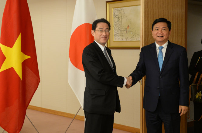 Bí thư Thành ủy TP.HCM gặp gỡ, trao đổi thông tin với Bộ trưởng ngoại giao Nhật Bản Fumio Kishida - Ảnh: THUẬN THẮNG