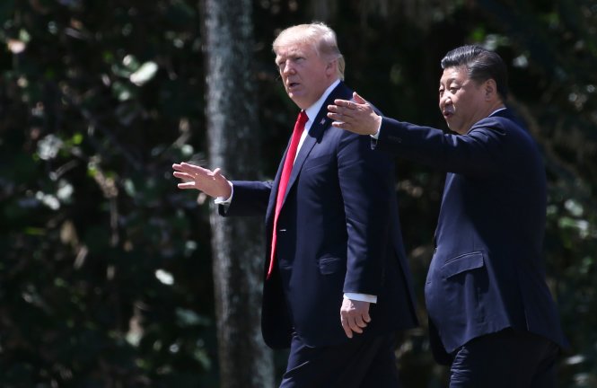 Tổng thống Trump và chủ tịch Trung Quốc Tập Cận Bình (phải) đi dạo ở Mar-a-Lago sau cuộc gặp song phương tại Palm Beach - Ảnh: Reuters