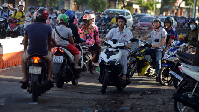 Một số người từ hẻm chạy ra không do không biết nên vẫn chạy ngược chiều vào làn đường mới được phân trên đường Nguyễn Kiệm - Ảnh: Lê Phan