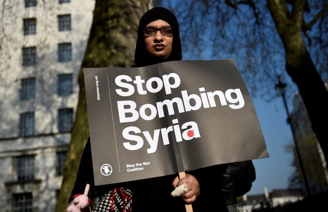 Người dân xuống đường biểu tình ở trung tâm thủ đô London (Anh) ngày 7-4, theo lời kêu gọi của Liên minh Stop the war chống lại việc Mỹ bắn phá Syria - Ảnh: Reuters