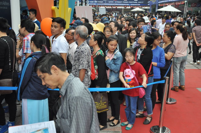 Người dân xếp hàng dài chờ đợi mua vé máy bay giá rẻ được chào bán tại hội chợ - Ảnh: V.V.TUÂN