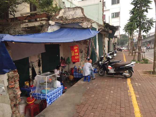 Sau khi phố Trần Khát Chân được cải tạo, hàng loạt nhà dân thấp hơn nền đường khiến việc đi lại rất khó khăn -
 Ảnh: L.HOÀI