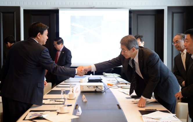 Bí thư Thành ủy TP.HCM đề nghị ông Takashi Seki – Giám đốc điều hành quản lý cấp cao tập đoàn Nippon phải đảm bảo tiến độ, chất lượng tuyến metro số 1 Bến thành - Suối tiên - Ảnh: THUẬN THẮNG