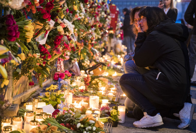 Hoa và nến tưởng niệm các nạn nhân vụ đâm xe ngày 7-4 - Ảnh: AFP