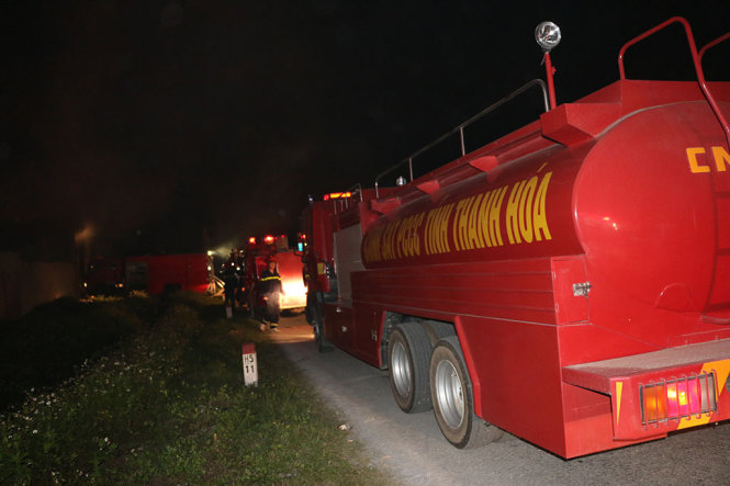 Hiện trường vụ cháy lớn tại Công ty TNHH Quốc Đại ở xã Hoằng Thịnh, huyện Hoằng Hóa (Thanh Hóa) đêm 10-4 - Ảnh: HÀ ĐỒNG