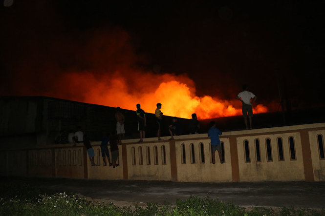Một số hình ảnh vụ cháy tại Công ty TNHH Quốc Đại ở xã Hoằng Thịnh, huyện Hoằng Hóa (Thanh Hóa) đêm 10-4 - Ảnh: HÀ ĐỒNG