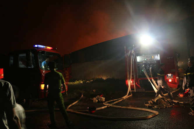 Một số hình ảnh vụ cháy tại Công ty TNHH Quốc Đại ở xã Hoằng Thịnh, huyện Hoằng Hóa (Thanh Hóa) đêm 10-4 - Ảnh: HÀ ĐỒNG