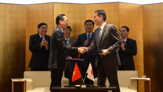 Phó chủ tịch thường trực TP.HCM Lê Thanh Liêm bắt tay Thống đốc Nagano ông Shuichi Abe chúc mừng sự hợp tác song phương giữa hai thành phố - Ảnh: THUẬN THẮNG