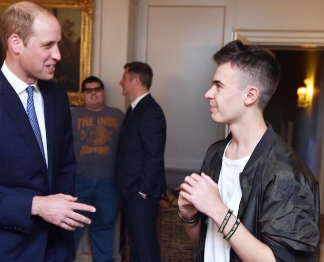 Lewis Hine (phải) trong một lần gặp gỡ với hoàng tử nước Anh William -
 Ảnh: BBC