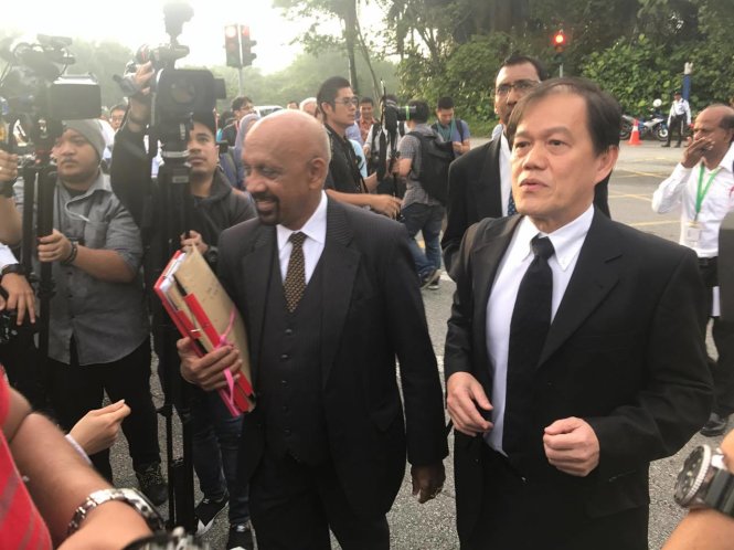 Hai luật sư người Malaysia bảo vệ cho Đoàn Thị Hương đã có mặt tại sân tòa sáng nay - Ảnh: QUỲNH TRUNG