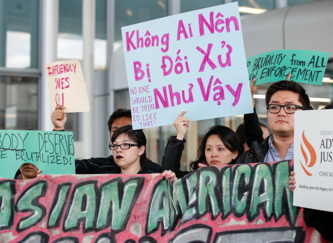 Người Mỹ gốc Việt tại Chicago giăng biểu ngữ phản đối hành động thô bạo của United Airlines đối với hành khách David Dao tại sân bay O'Hare ngày 11-4 (giờ Mỹ) - Ảnh: Reuters
