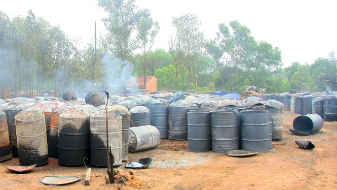 Hàng trăm thùng phuy bị cháy đen - Ảnh: Đức Trong
