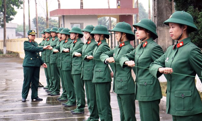 Các nữ chiến sĩ mới huấn luyện điều lệnh đội ngũ trong tiết trời lạnh giá - Ảnh: ĐAN PHƯỢNG
