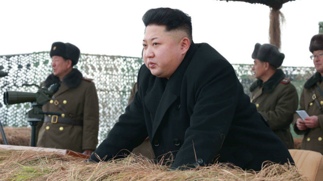 Nhà lãnh đạo Triều Tiên Kim Jong Un thị sát một cuộc tập trận. Dưới thời ông Kim, Triều Tiên thử tên lửa nhiều nhất từ trước đến nay - Ảnh: Reuters