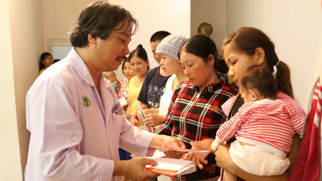Thạc sĩ - Bác sĩ Nguyễn Thanh Hải, phó phòng Công tác xã hội Bệnh viện Nhi Đồng 2 trao hỗ trợ điều trị bệnh cho các bệnh nhi ung thư có hoàn cảnh khó khăn - Ảnh: Bình Minh