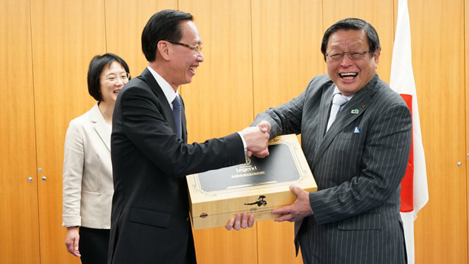 Phó chủ tịch thường trực UBND TP.HCM - Lê Thanh Liêm trao quà lưu niệm cho thị trường TP Saikai - Osami Takeyamatại buổi tiếp - Ảnh: THUẬN THẮNG