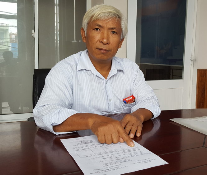 Ông Lưu Đình Chí kể những khó khăn của mình sau khi về nước 11 năm mà chưa được nhập hộ khẩu - Ảnh: DUY THANH