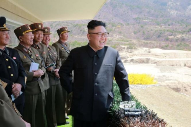 Nhà lãnh đạo CHDCND Triều Tiên Kim Jong Un thị sát cuộc thi tấn công mục tiêu của Quân đội Nhân dân CHDCND Triều Tiên (KPA) - Ảnh: Reuters