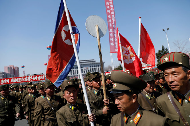 Binh lính Triều Tiên tại lễ khánh thành khu phức hợp Ryomyong - Ảnh: Reuters