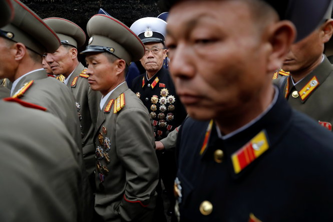 Các sĩ quan quân đội Triều Tiên đi thăm nơi sinh của cố lãnh đạo Kim Il Sung, tại Mangyongdae, bên ngoài thủ đô Bình Nhưỡng, ngày 14-4, một ngày trước kỷ niệm 105 năm ngày sinh - Ảnh: Reuters