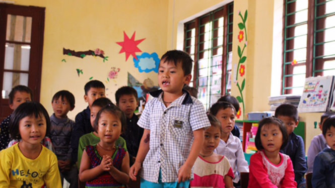 Em Vàng A Minh, Trường Tiểu học Lũng Pô 1 đọc thơ cho đoàn công tác nghe - Ảnh: HÀ THANH