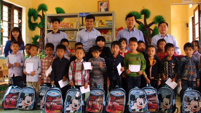 Bí thư thứ nhất Trung ương Đoàn Lê Quốc Phong tặng quà cho các cháu học sinh - Ảnh: HÀ THANH