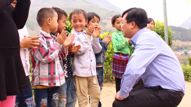 Anh Lê Quốc Phong đến thăm, trò chuyện với các em nhỏ Trường Tiểu học Lũng Pô 1 - Ảnh: HÀ THANH