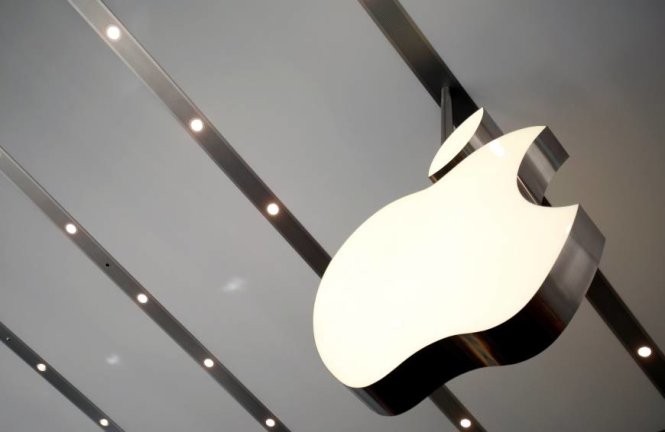 Biểu tượng của hãng Apple treo bên trong một cửa hàng của tập đoàn công nghệ này tại Tokyo - Ảnh: Reuters