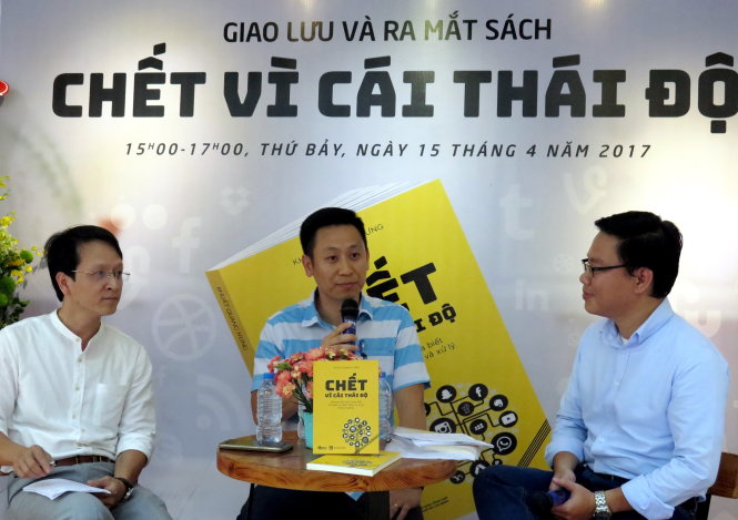 Khuất Quang Hưng (giữa) đang giới thiệu các cách xác định mức độ khủng hoảng truyền thông - Ảnh: L.Điền