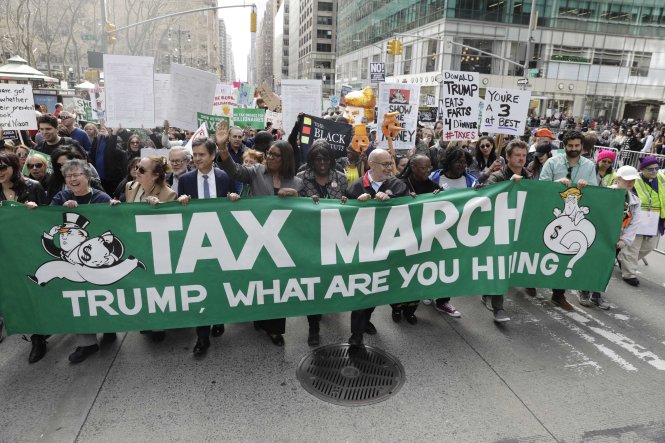Tuần hành đòi ông Trump công khai thuế ở New York - Ảnh: Reuters