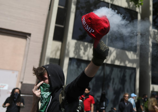 Người biểu tình ở Berkeley, California ngày 15-4 - Ảnh: Reuters