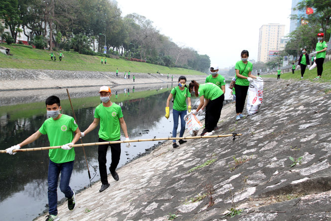 Các sinh viên gia dọn rác sông Tô Lịch - Ảnh: Phương Chinh