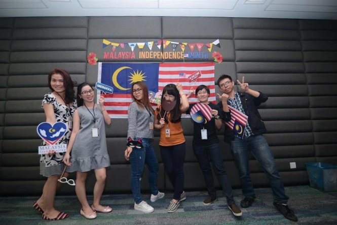 Các bạn trẻ Việt Nam và Malaysia tại văn phòng Công ty Google ở Malaysia - Ảnh: NVCC