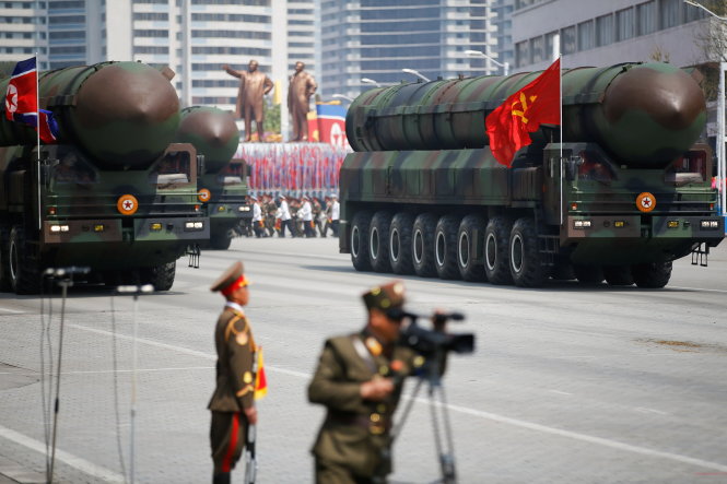 Tên lửa đạn đạo xuyên lục địa (ICBM) của Triều Tiên được giới thiệu trong cuộc diễu binh ngày 15-4  ở Bình Nhưỡng - Ảnh: Reuters
